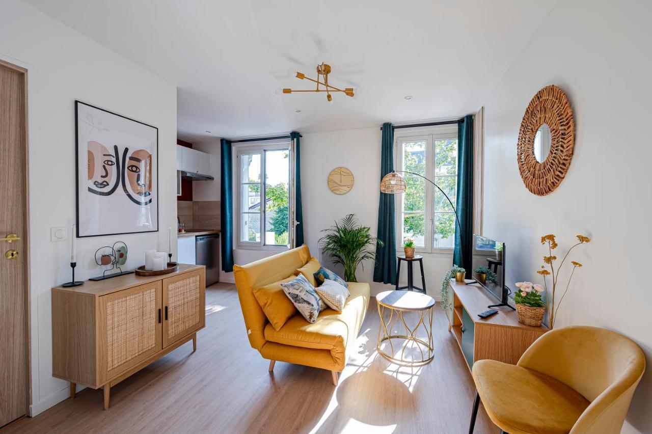 Les Maisons Acajou - *